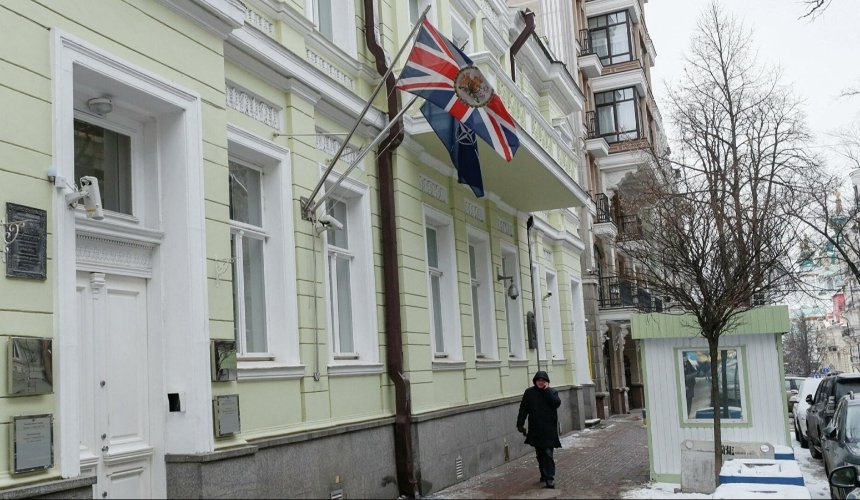 Британія повертає дипломатів до Києва