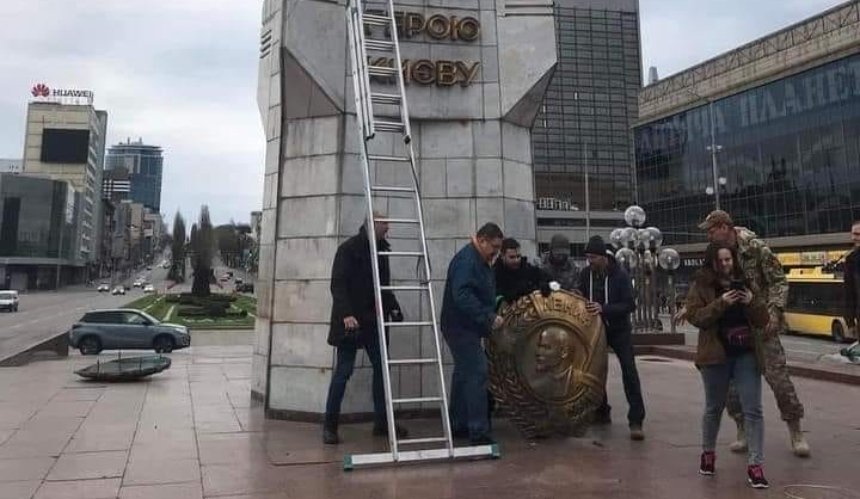 У центрі Києва прибрали зображення Леніна