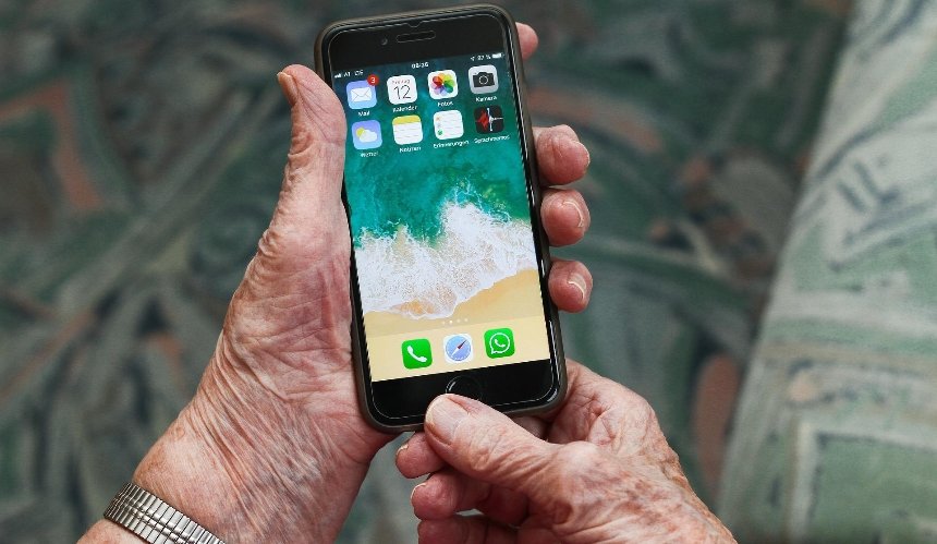 "Зв'язок надії": бабусям та дідусям у Бородянці передали мобільні телефони