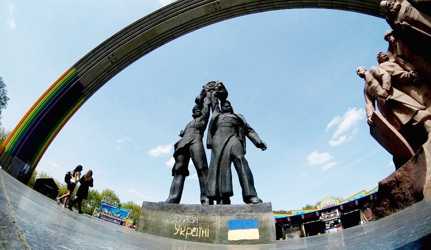 У Києві почали демонтаж монумента під Аркою дружби народів (відео)