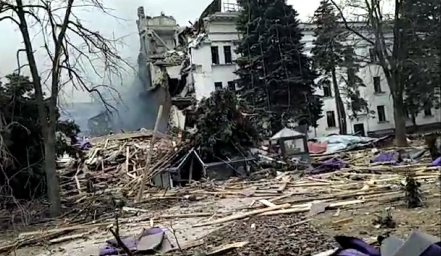 З'явилося відео перших хвилин після бомбардування Драмтеатру у Маріуполі