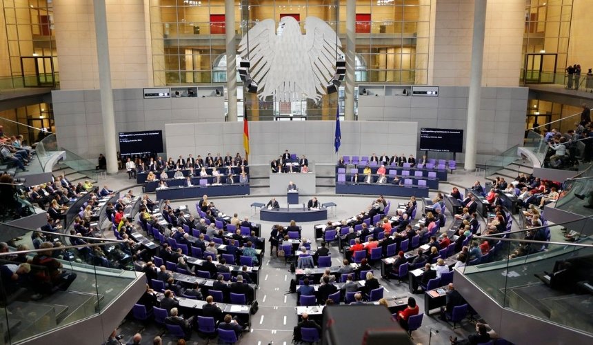 Німецький бундестаг проголосував за постачання важкого озброєння Україні