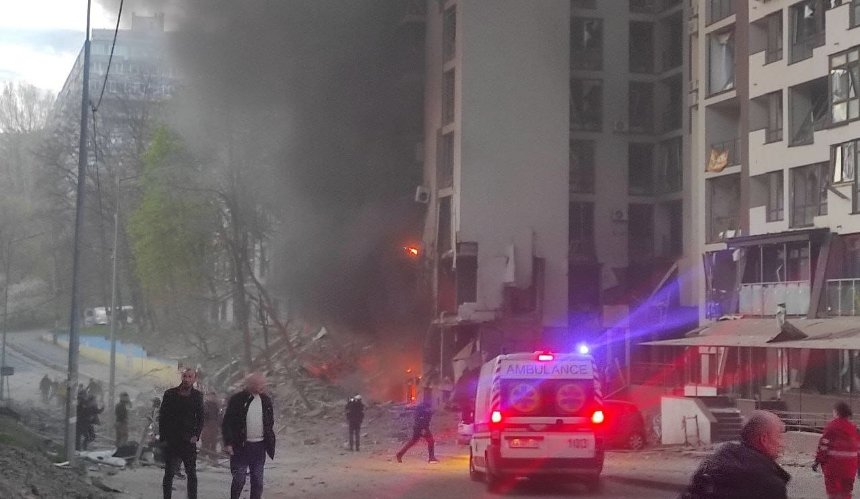 Ракетний обстріл у Києві: під завалами будинку виявили тіло загиблого