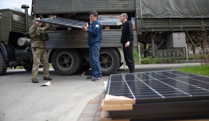 Ілон Маск передав у Бородянку та Ірпінь сонячні панелі і станції Tesla Powerwall