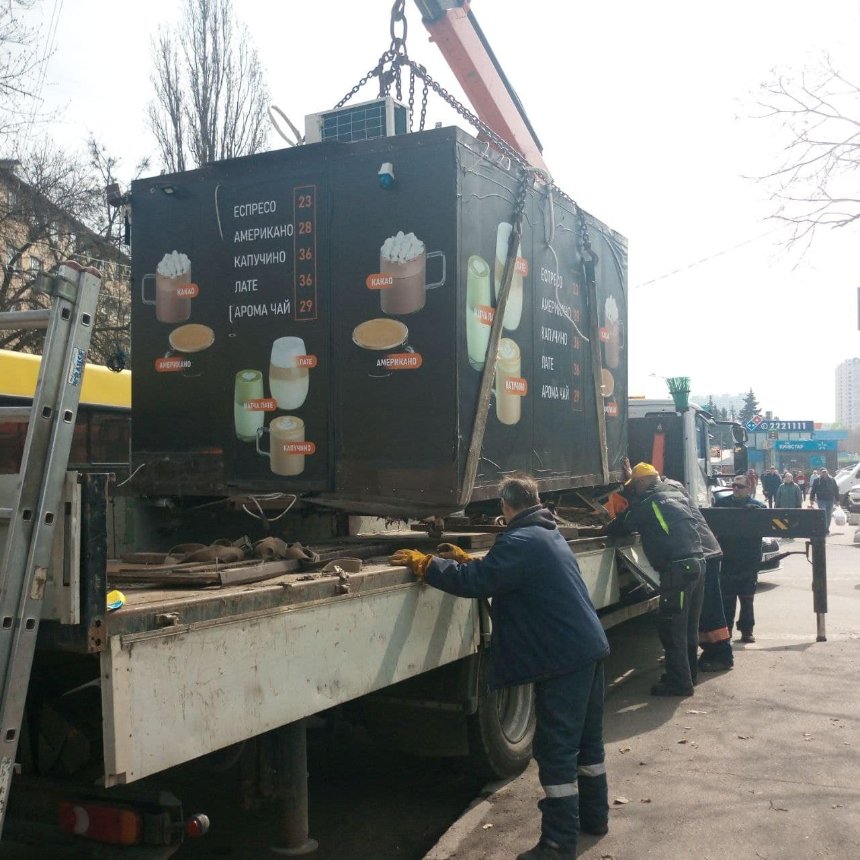 У Києві демонтували МАФи-кав'ярні на 9 вулицях, квітень 2023 рік