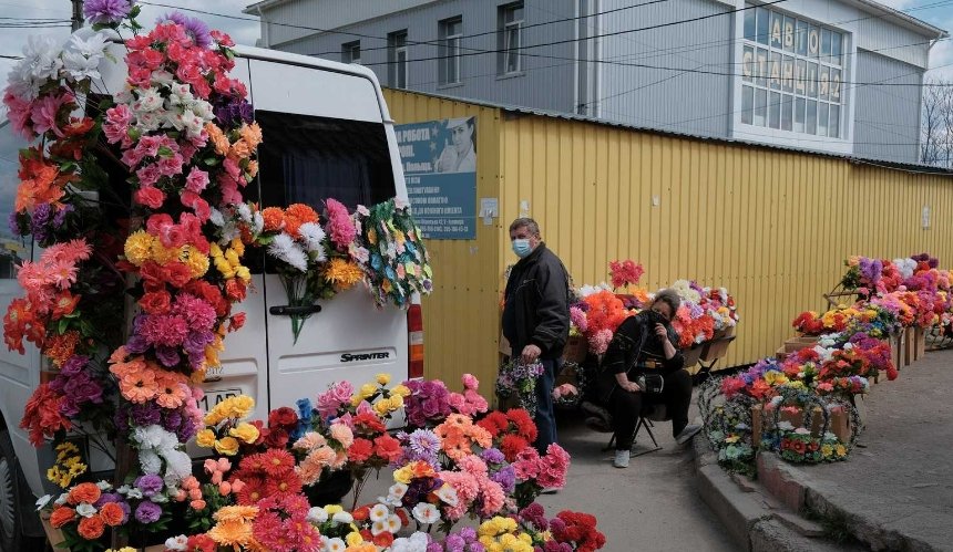 На Київщині заборонили використовувати штучні квіти на кладовищах