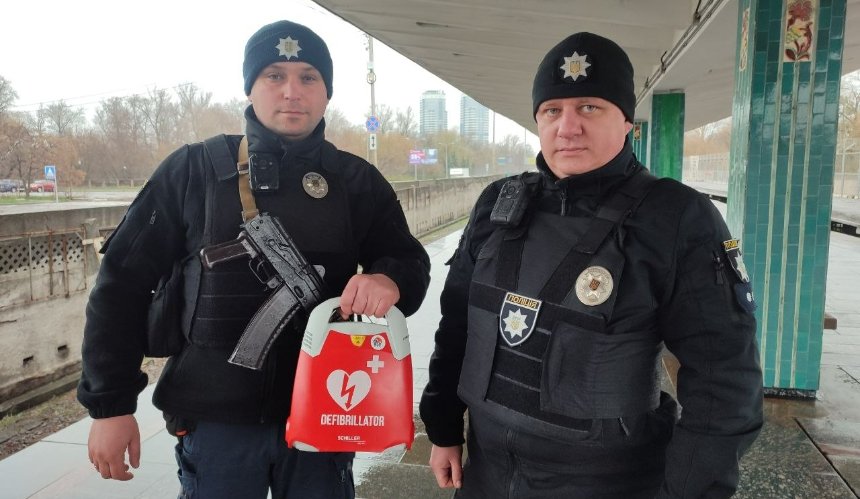 У Києві на станції метро "Гідропарк" поліцейські врятували людину завдяки дефібрилятору