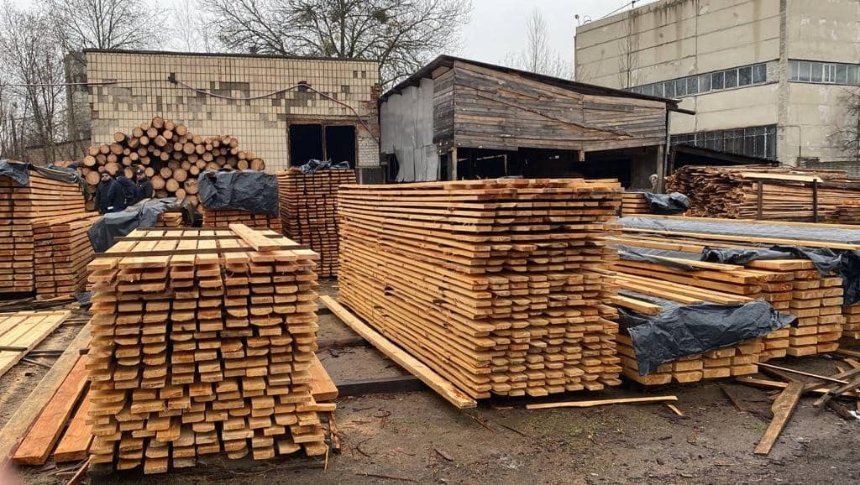 На Київщині поліція викрила посадовців, які займалися незаконною вирубкою деревини у лісах з її подальшим збутом. У Білоцерківському районі деревину продавали на дрова, а у Вишгородському — збували у вигляді дощок.