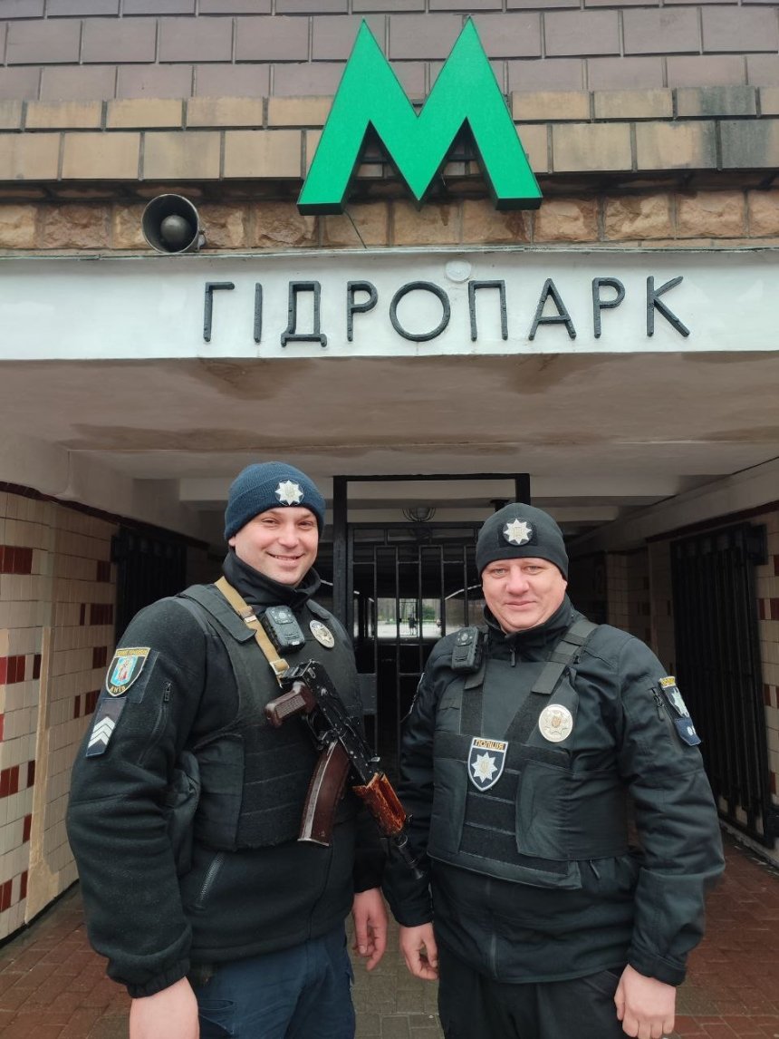 У Києві, на станції метро "Гідропарк" поліцейські врятували людину за допомогою дефібрилятора. Домедична допомога правоохоронців зберегла життя чоловіку.