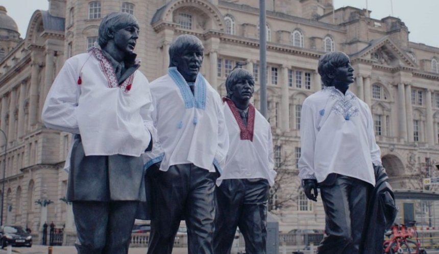 Статуї The Beatles у Ліверпулі одягли в українські вишиванки