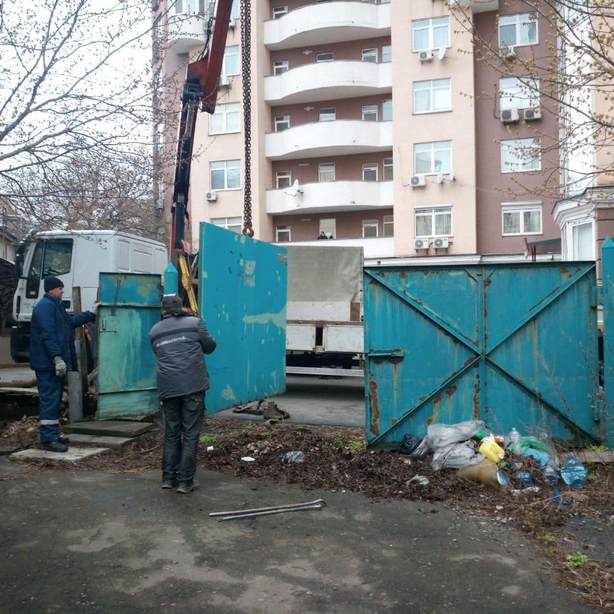 У Києві демонтували МАФи, паркани та термінали поповнення на 10 вулицях