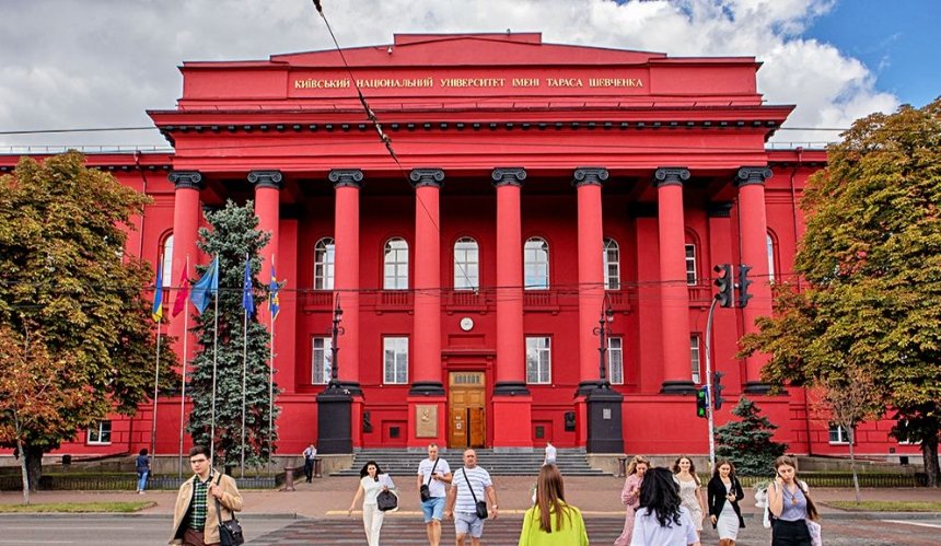 Волонтери реставрують автентичні вікна університету Шевченка: фото