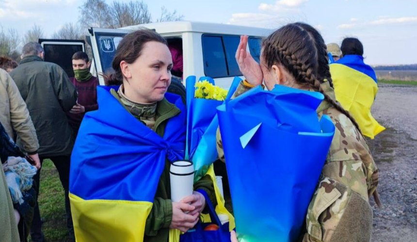 Обмін полоненими: Україна повернула ще 100 військових, моряків, прикордонників, нацгвардійців, захисників "Азовсталі" та Гостомеля.
