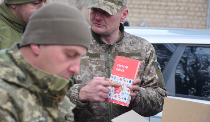 У Києві презентували проєкт "Книги на фронт", щоб допомогти військовим відволіктися від постійного стресу. Книги передаватимуть військовим на передову.