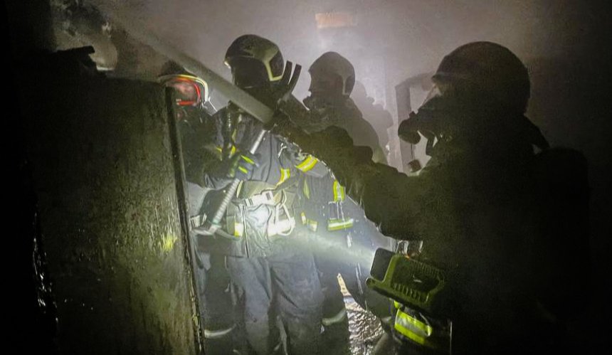 У Києві на Хрещатику в університету імені Карпенка-Карого сталася пожежа