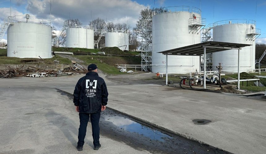 На Київщині знайшли нафтобазу з контрафактним пальним на 360 млн грн. В Обухівському районі Київської області незаконно зберігалося 3,7 тис. тонн дизпалива та 2,2 тис. тонн бензину марки А-95.