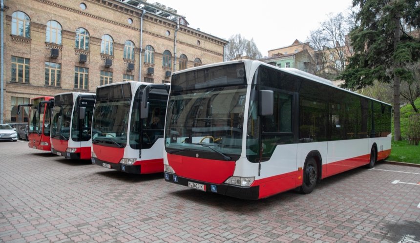 Київ отримав чотири нових автобуси від Німеччини. Коли нові автобуси вийдуть на маршрути Києва.