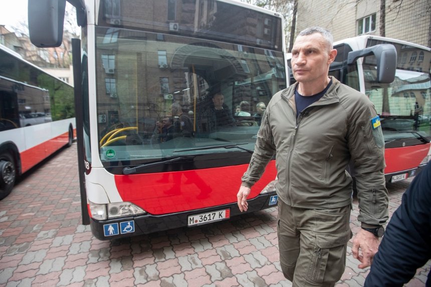 До Києва приїхали чотири нові автобуси Mercedes, які передала Німеччина.