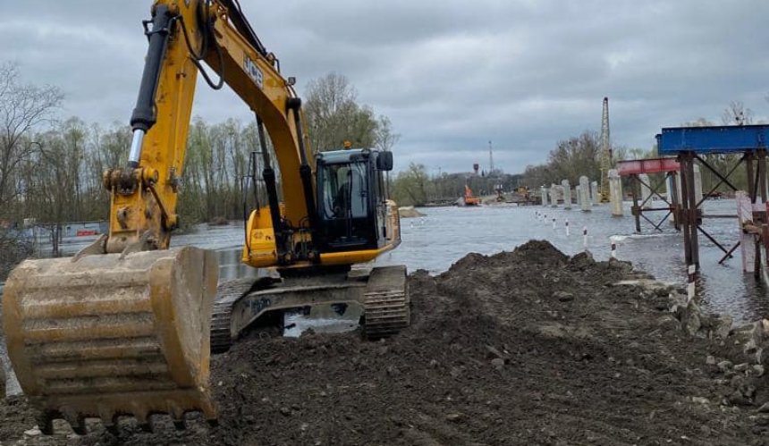 На Київщині укріплюють насип на затопленому тимчасовому переїзді 