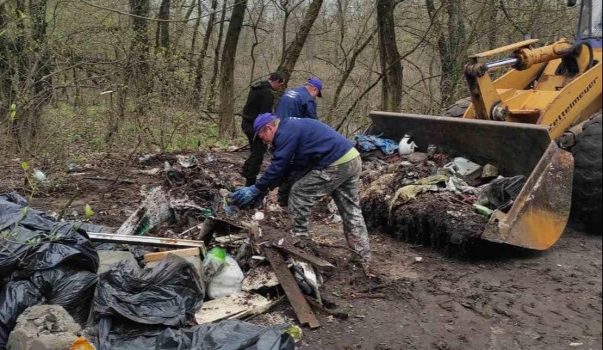 Довкола річки у Голосіївському районі прибрали "сміттєві" береги: фото