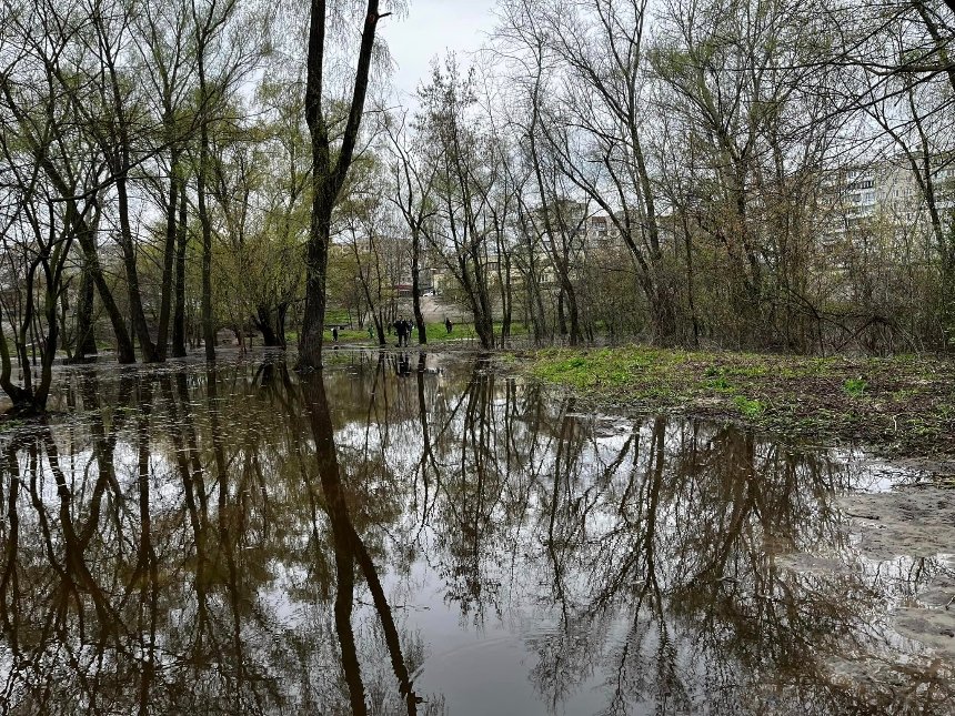 У Києві в Оболонському районі на вулиці Прирічній затопило місце, де Віталій Кличко хоче побудувати надземно-підземний паркінг за 120 млн грн