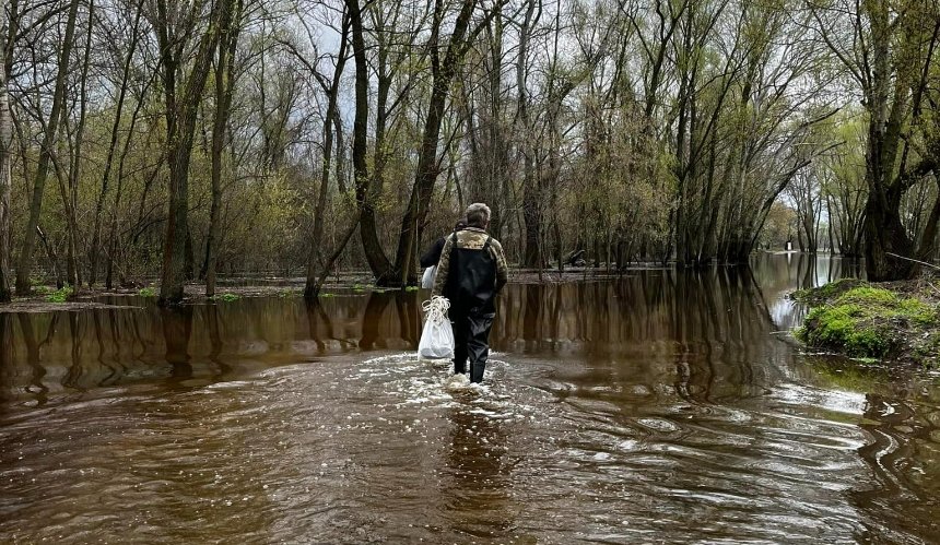 У Києві в Оболонському районі на вулиці Прирічній затопило місце, де Віталій Кличко хоче побудувати надземно-підземний паркінг за 120 млн грн: фото