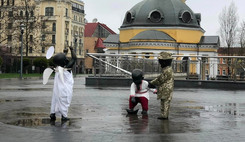 Скульптури малюків-засновників Києва перевдягли на честь Великодня: фото