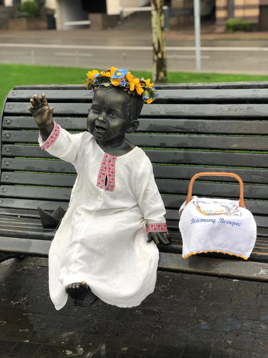 Скульптури малюків-засновників Києва перевдягли на честь Великодня 16 квітня 2023 рік