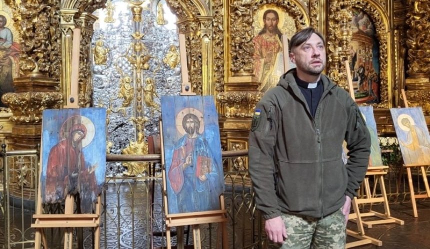 У Софійському соборі відкрили виставку ікон, написаних на ящиках з-під озброєнь