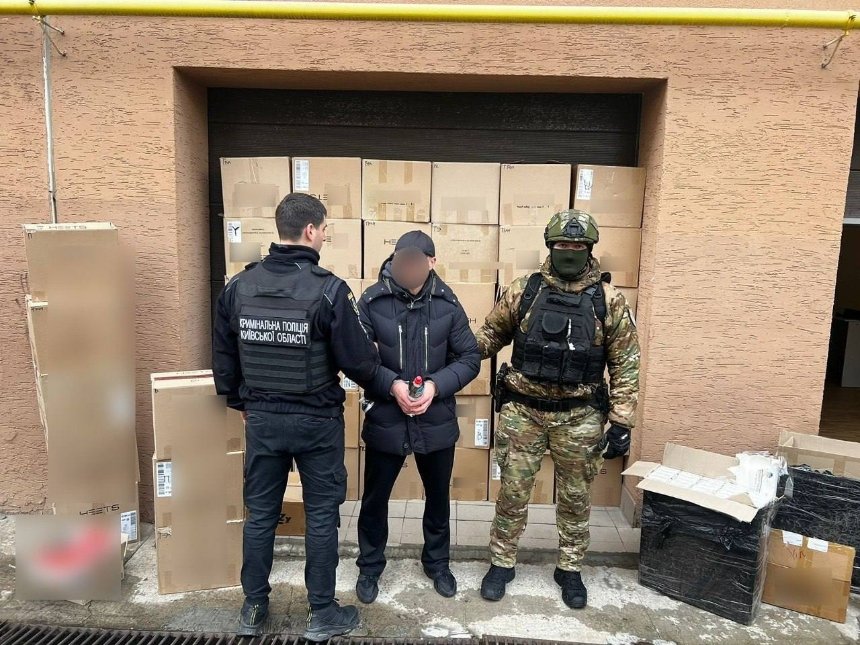 Поліція Києва викрила шахрая, який замість тютюнових стиків продавав муляжі.
