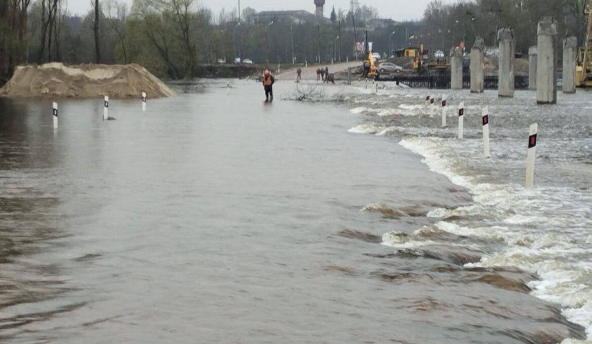 В Іванкові завершили будівництво переправи та відновили рух транспорту