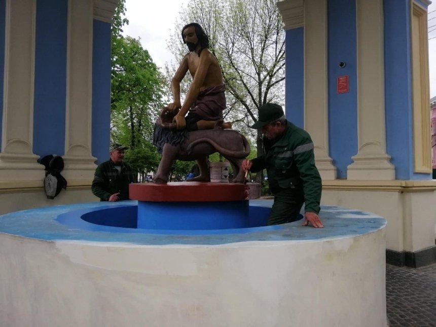 У Києві пофарбували фонтан "Самсон": як він тепер виглядає 