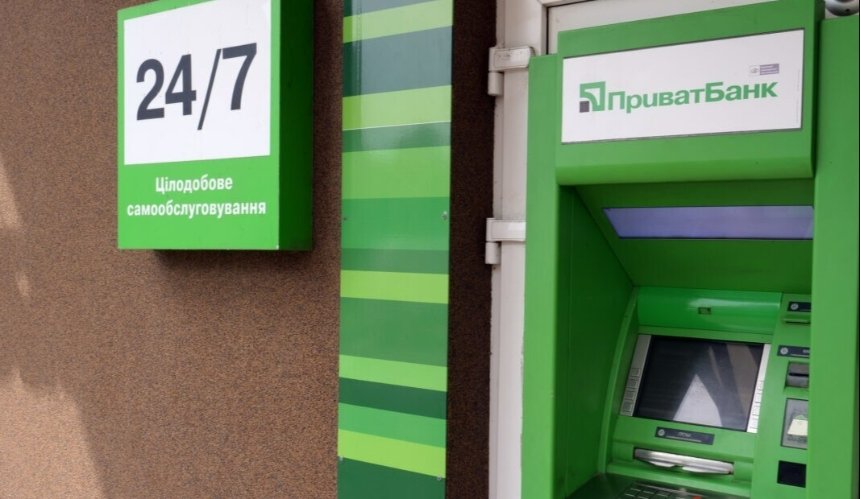Сьогодні, 29 квітня, у ПриватБанку стався збій системи. Користувачі банку скаржаться, що не можуть оплатити покупки в магазині, а також переказати кошти з картки на картку.