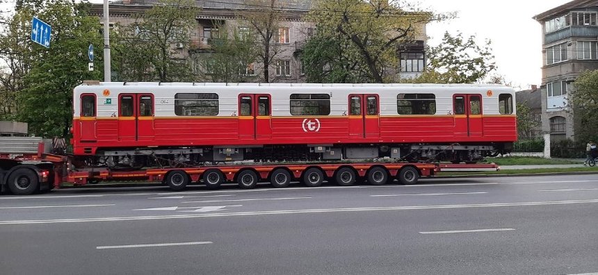 До Києва прибула перша партія вагонів метро з Варшави
