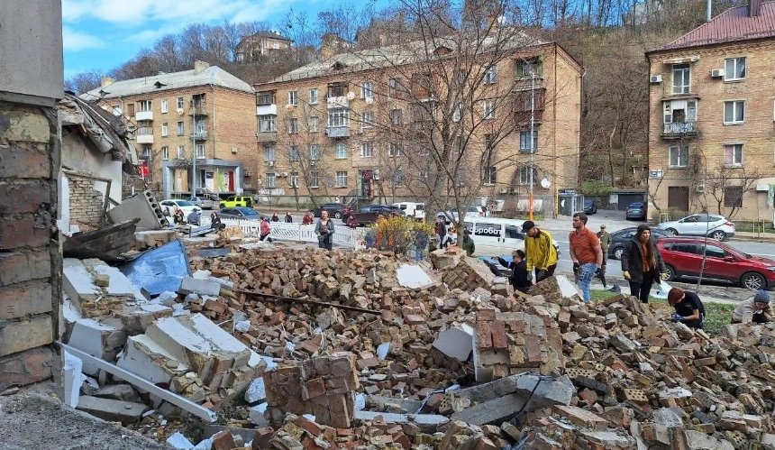Біля зруйнованого корпусу Академії Бойчука провели толоку: фото
