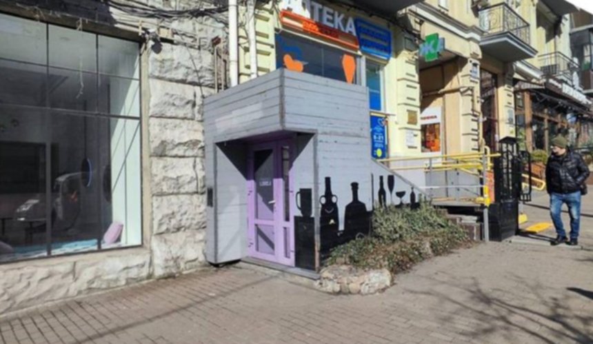 Комунальники прибрали незаконну рекламу з історичної будівлі у центрі Києва
