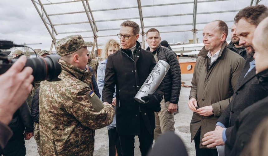 Президент Фінляндії приїхав до Гостомеля та зустрівся з його захисниками: фото