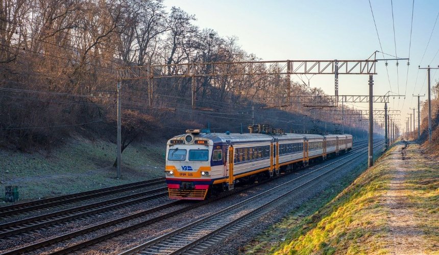 6 та 7 квітня поїзди міської електрички не зупинятимуться на двох станціях: причини