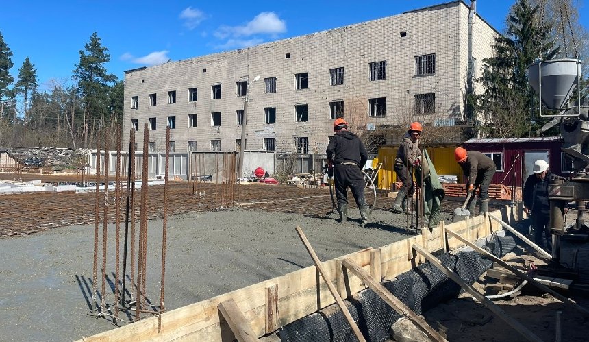На Київщині відновлюють будинок, який зруйнували авіабомбою на початку повномасштабної війни
