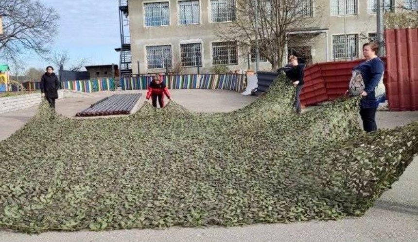 Мешканці Київщини сплели для військових 300 квадратних метрів маскувальних сіток