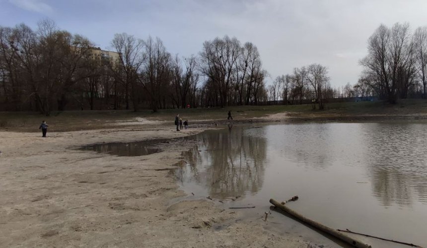 Врятувати озеро Синє: у Києві шукають підрядника для ревіталізації водойми