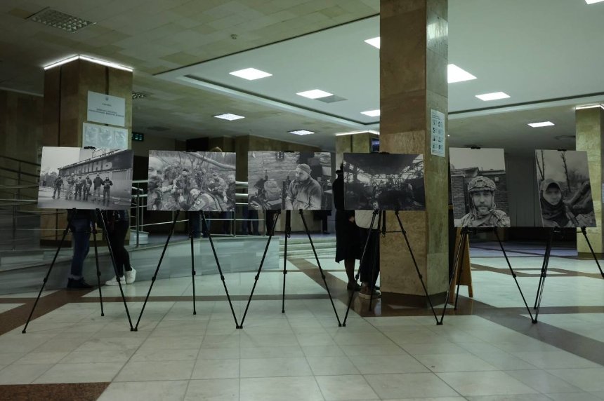 В Київській ОВА відкрилась виставка добровольців, які захищали Київщину