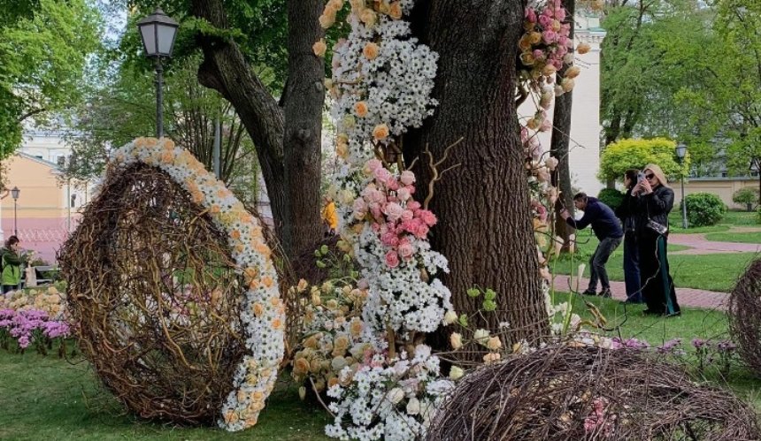 У Софії Київській відкрили Великодню інсталяцію з квітів: фото