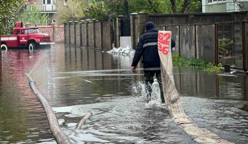 Під Києвом підтопило Софіївську Борщагівку: водою залило вулиці та будинки
