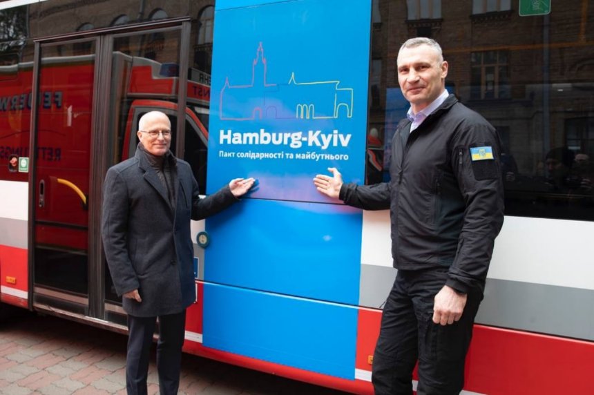 Київ отримав три автобуси Mercedes та карети швидкої від Гамбурга: фото