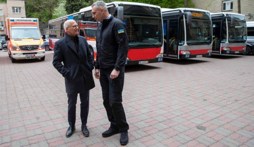 Київ отримав від Гамбурга три автобуси Mercedes та карети швидкої: фото