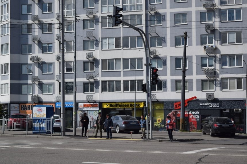 В Дарницькому районі Києва на вулиці Ревуцького, 40 запрацював оновлений безбар’єрний світлофор