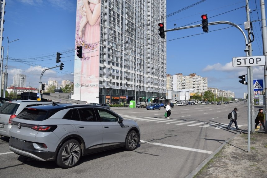 В Дарницькому районі Києва на вулиці Ревуцького, 40 запрацював оновлений безбар’єрний світлофор