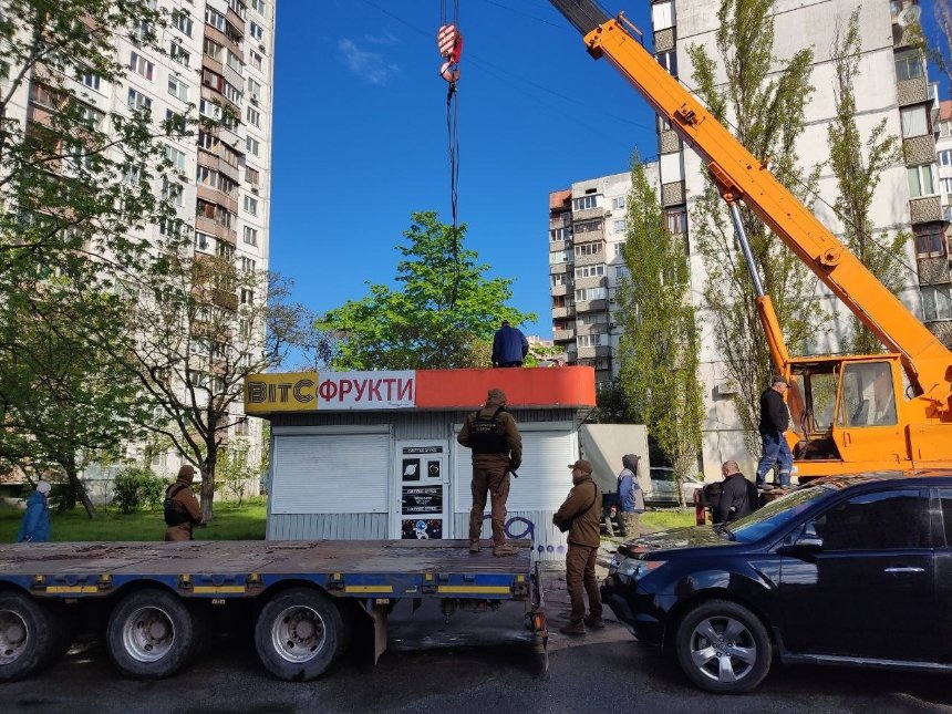 У Києві на вулиці Володимира Івасюка (Оболонський район) почали масштабний демонтаж МАФів.