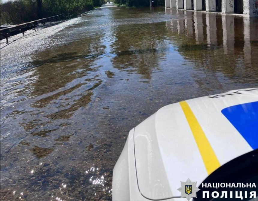 В одному з районів Київщини вода почала переливатися з дамби